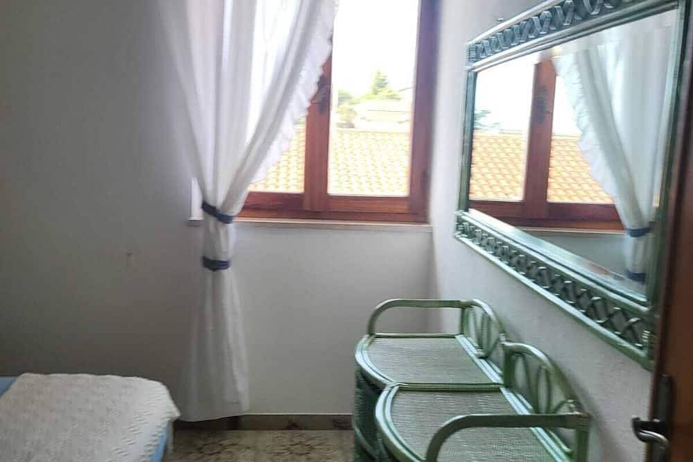 Ganze Wohnung, Apartment mit Meerblick und kostenlosem Parkplatz im Innenhof, 30 m vom Meer entfernt in Cala Gonone, Dorgali