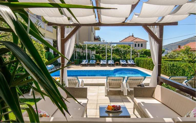 Maison d’hôte pour 4 personnes, avec Balcon et Terrasse ainsi que Jardin et Piscine à Trogir