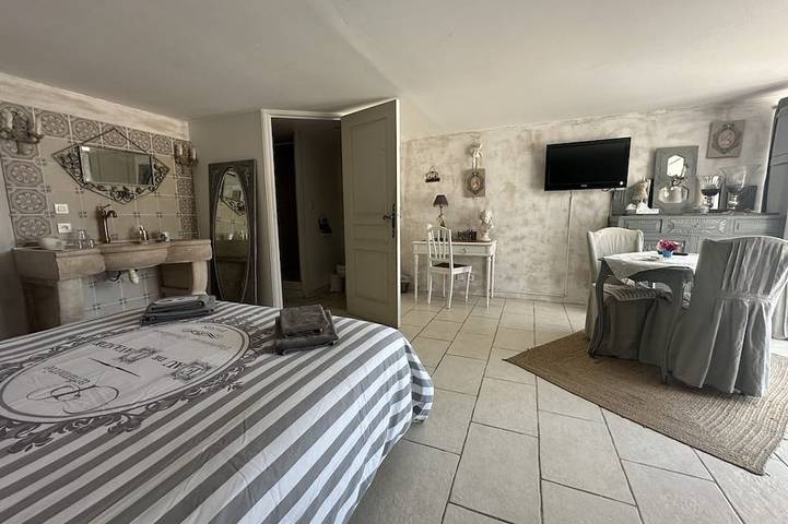 Dreibettzimmer-Komfort-Ensuite-Gartenblick in Bouc-Bel-Air, Mittelmeerküste (Frankreich)