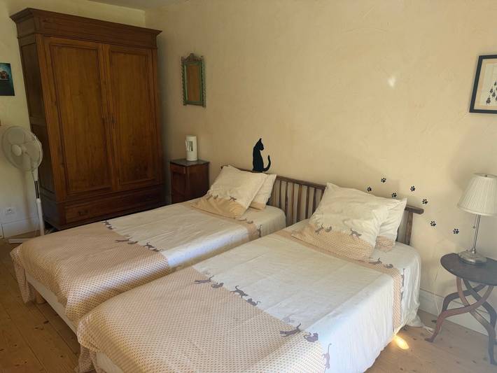 Bed and Breakfast 'Chambres Les Chats' com Vista Montanha, Jardim Partilhado e Wi-Fi in Châteaudouble (Drôme), Valence (Região)