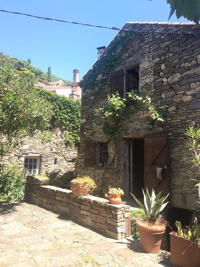 Location de vacances pour 4 personnes, avec Terrasse ainsi que Jardin et Vue à Colombières-sur-Orb