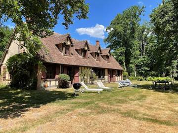 Gîte pour 12 personnes, avec jardin ainsi que piscine et vue à Brinon-sur-Sauldre