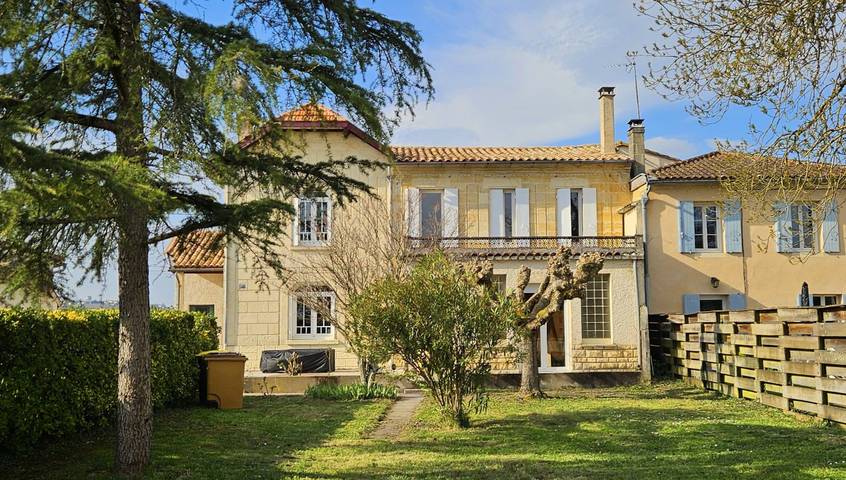 Gîte pour 12 personnes, avec jardin dans Saint-Pey-d'Armens