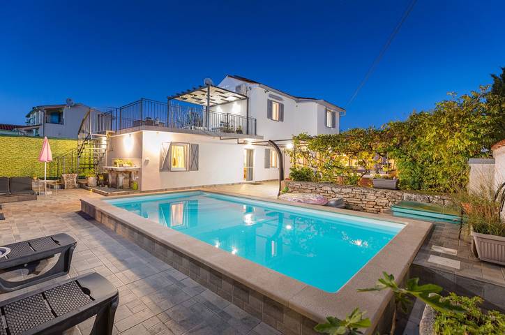 Ferienhaus für 6 Personen, mit Balkon/Terrasse und Garten sowie Pool und Sauna in Gajana