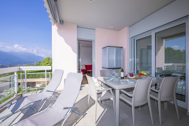 Ferienwohnung für 6 Personen, mit Terrasse und Sauna sowie Pool und Seeblick, kinderfreundlich im Tessin - 2