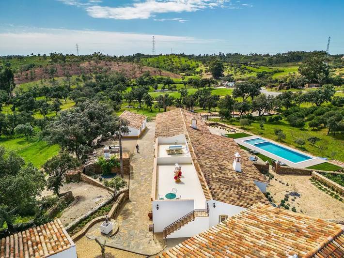 Location de vacances pour 4 personnes, avec jardin et bassin pour enfant dans Salir