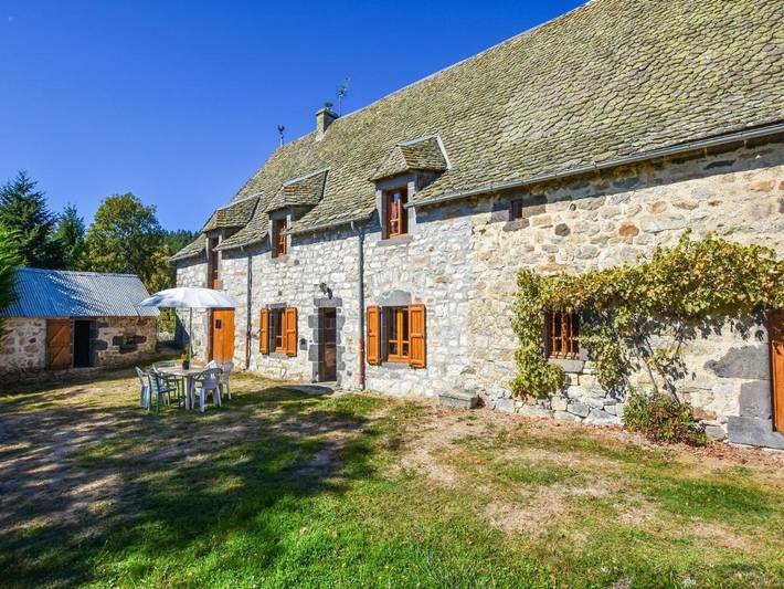 Location de vacances pour 6 personnes, avec Terrasse et Jardin à Neuvéglise