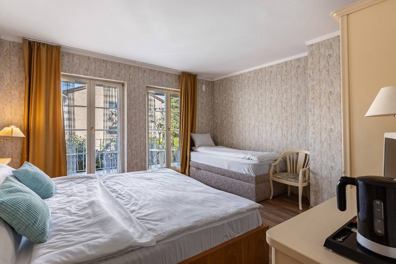 Dreibett Familienzimmer mit herrlichem Inselblick,  Balkon und Jacuzzi in Reichenau, Untersee