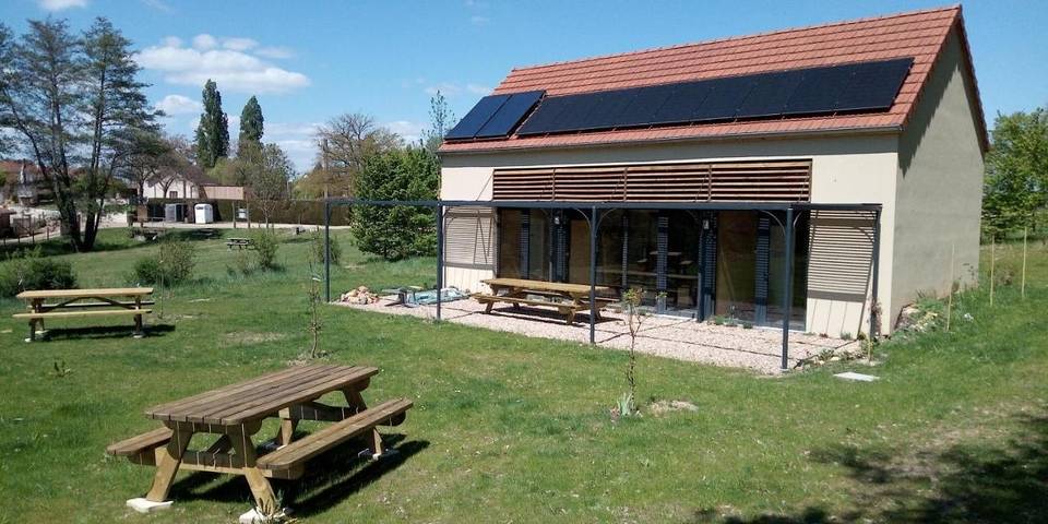 Location de vacances pour 6 personnes, avec Terrasse ainsi que Jardin et Vue dans Baugy (Saône-et-Loire)