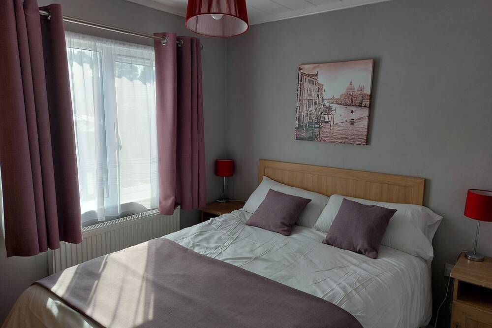 40ft x 20ft luxury holiday lodge near Scarborough; 3 bed, sleeps 6, hot tub in North York Moors National Park