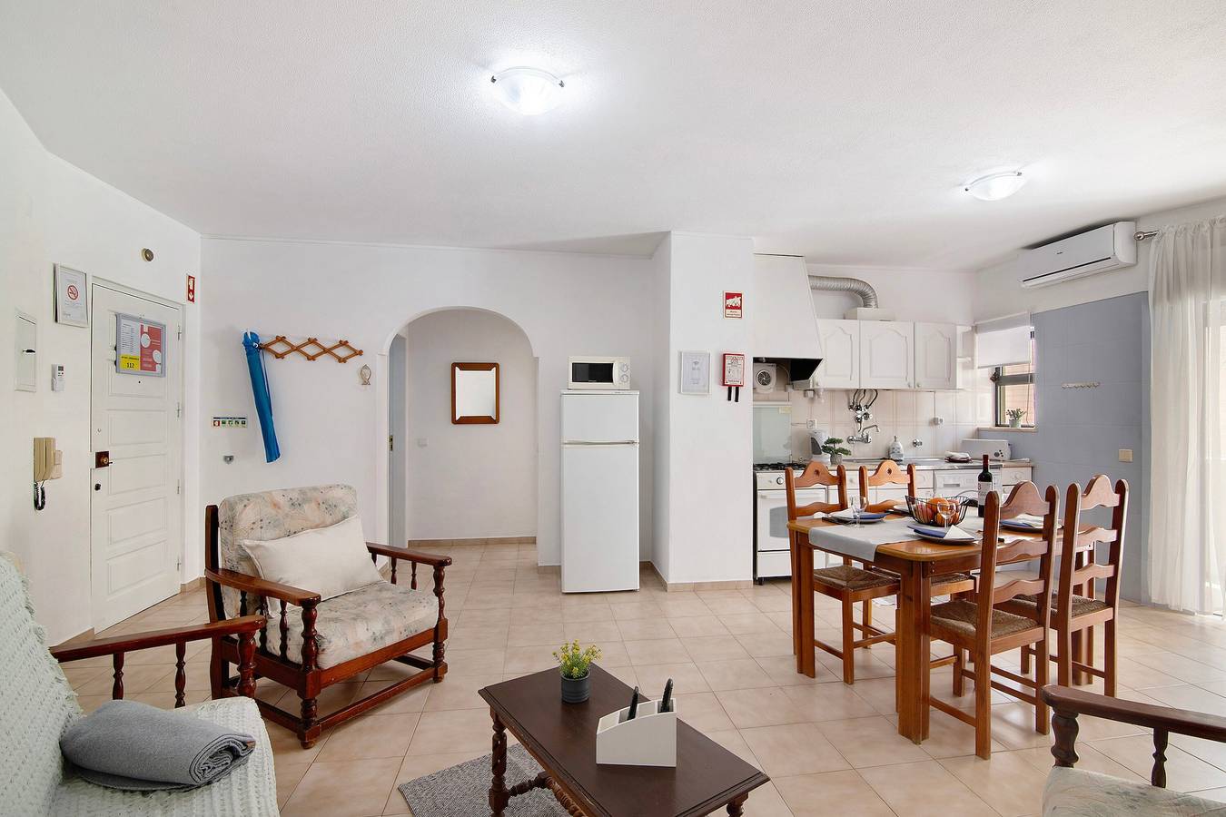 Ganze Wohnung, Apartment 'Coastal Comfort - Praia Da Rocha' mit Gemeinschaftspool, Wlan und Klimaanlage in Praia da Rocha, Portimão