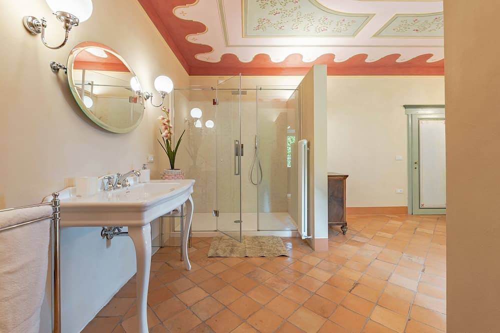 Alleinstehendes Ferienhaus mit privatem Pool, Klimaanlage, Whirlpool, W-Lan, Tv, Innenhof in Monterchi, Valtiberina