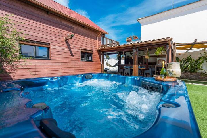 Casa rural para 4 personas, con piscina además de jardín y jacuzzi en Rute