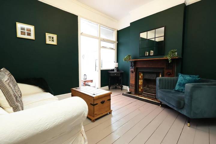 Bed and breakfast for 10 people, with garden in Cardiff