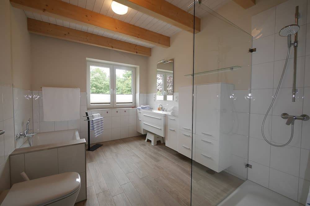 Neubau -- Landhausferien mit naturnahem Garten in Ostseenähe in Wangels, Hohwachter Bucht