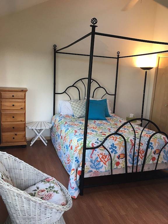 Vacation rental for 11 people, with yard and hot tub as well as balcony, with pets in Long Beach Island