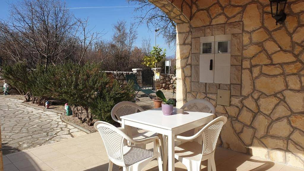 Ganze Wohnung, Geräumige Ferienwohnung im Erdgeschoss Roses 1 in ruhiger Lage auf der Insel Krk in Sveti Ivan Dobrinjski, Krk