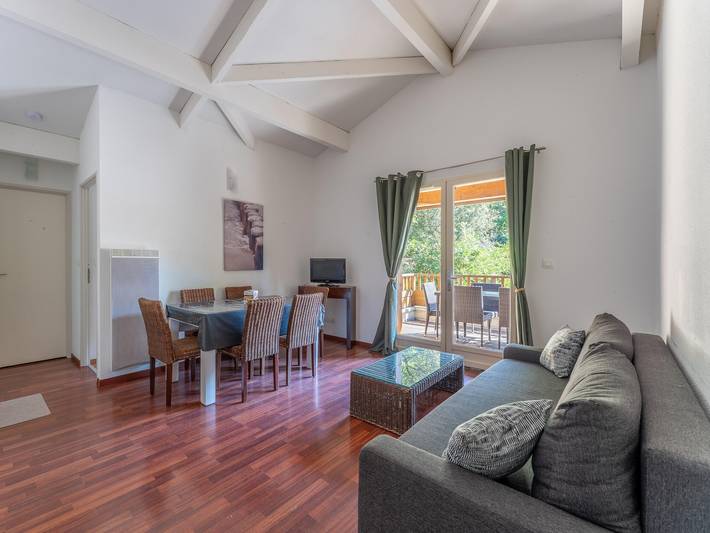 Gîte pour 6 personnes, avec terrasse et piscine, adapté aux familles dans Plage Moutchic