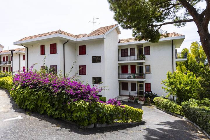 Appartamento intero, Le Persiane Rosse - Trilocale con piscina condominiale in Aregai, Cipressa
