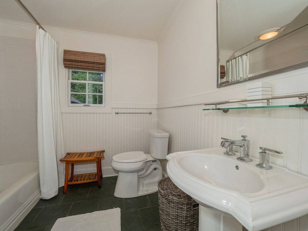 Two Bedroom Cottage Close To Town in Litchfield County