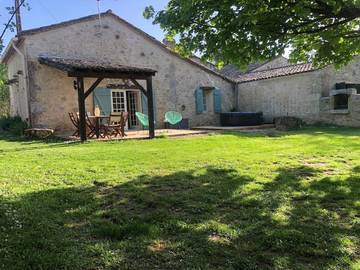 Gîte pour 6 personnes, avec jardin et jacuzzi à Montcaret