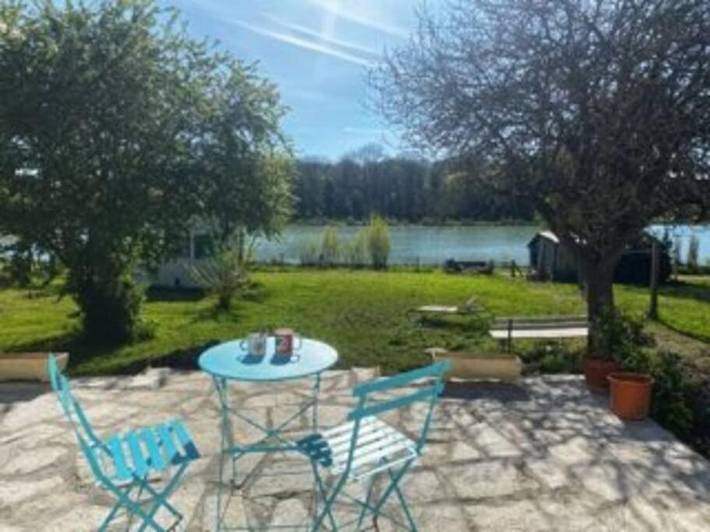 Gîte pour 2 personnes, avec jardin et terrasse ainsi que vue et vue sur le lac à Précy