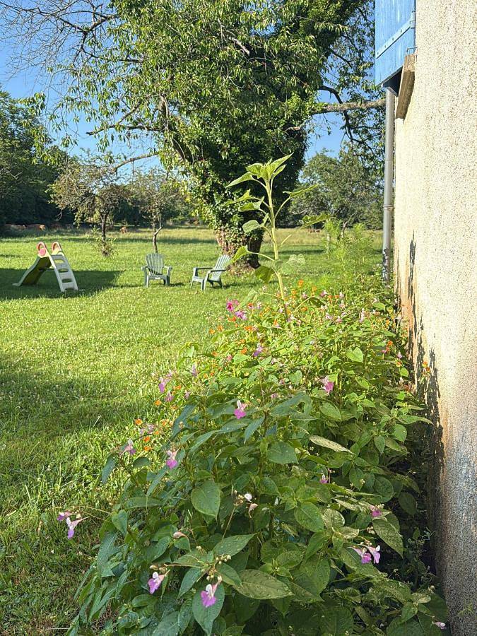 Location de vacances pour 6 personnes, avec Terrasse ainsi que Jardin et Vue à Lanouaille