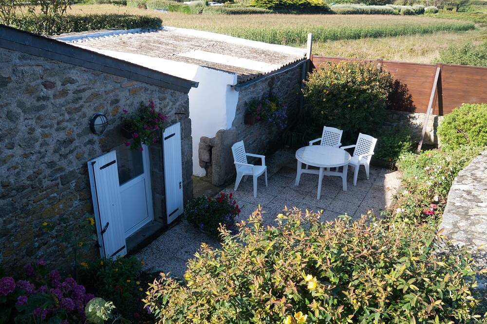 Breton casa de piedra, en una zona tranquila y la playa in Landéda, Región de Brest