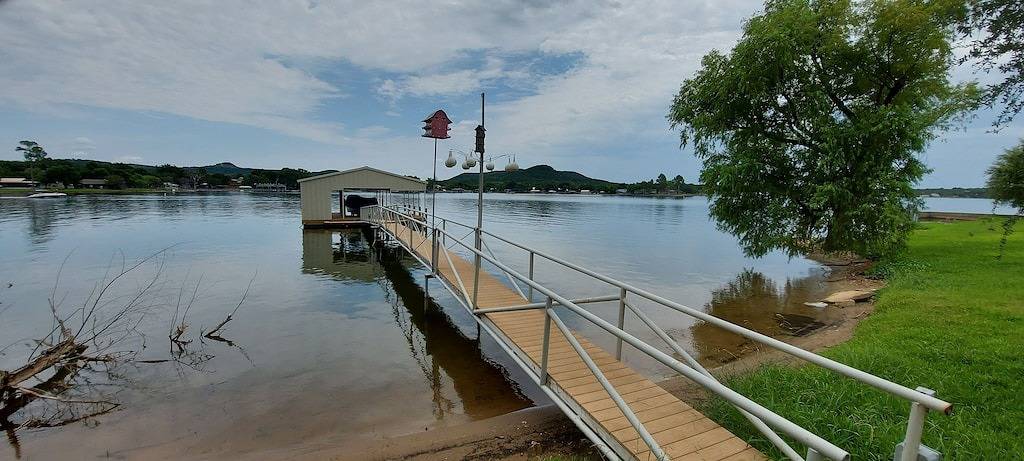 Vacation rental for 10 people, with yard and terrace in Possum Kingdom Lake