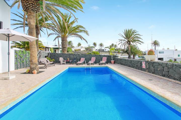 Elegante Casa Salinoco con piscina, vistas al mar, terraza y Wi-Fi; aparcamiento disponible in Mácher, Tías
