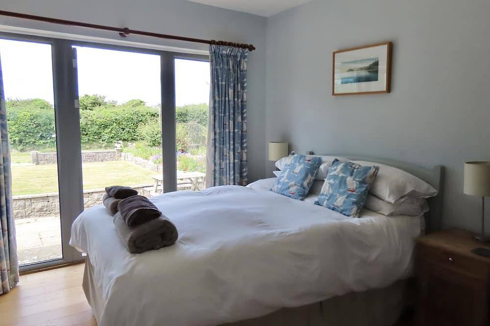 Large seaside cottage with spacious garden, in a quiet area close to beach. in Manorbier, Pembrokeshire