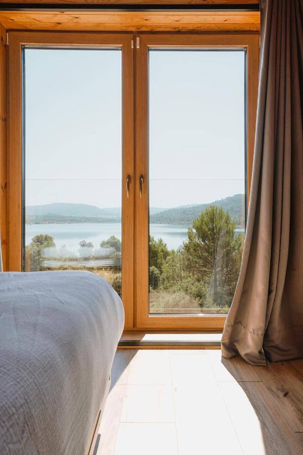 Chalet para 8 personas, con jardín y vistas al lago además de vistas y terraza en Provincia de Guadalajara - 4