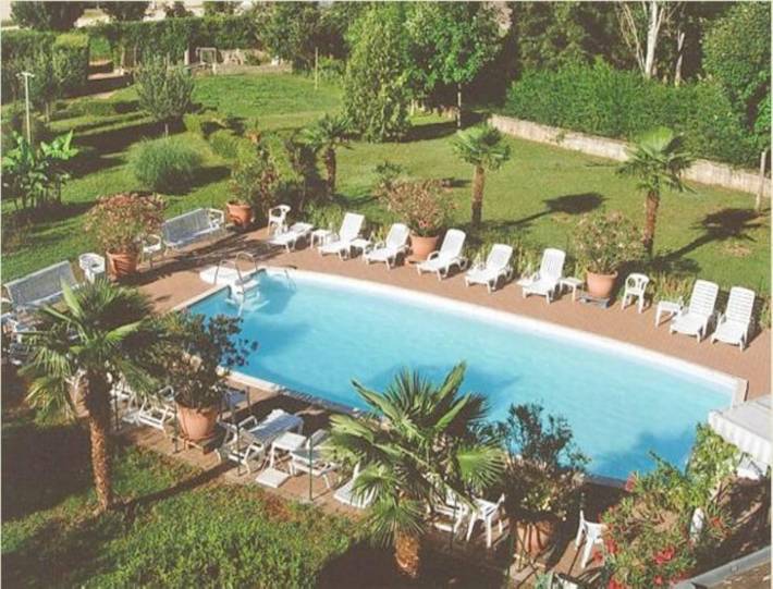 Hôtel pour 2 personnes, avec terrasse ainsi que piscine et jardin, animaux acceptés