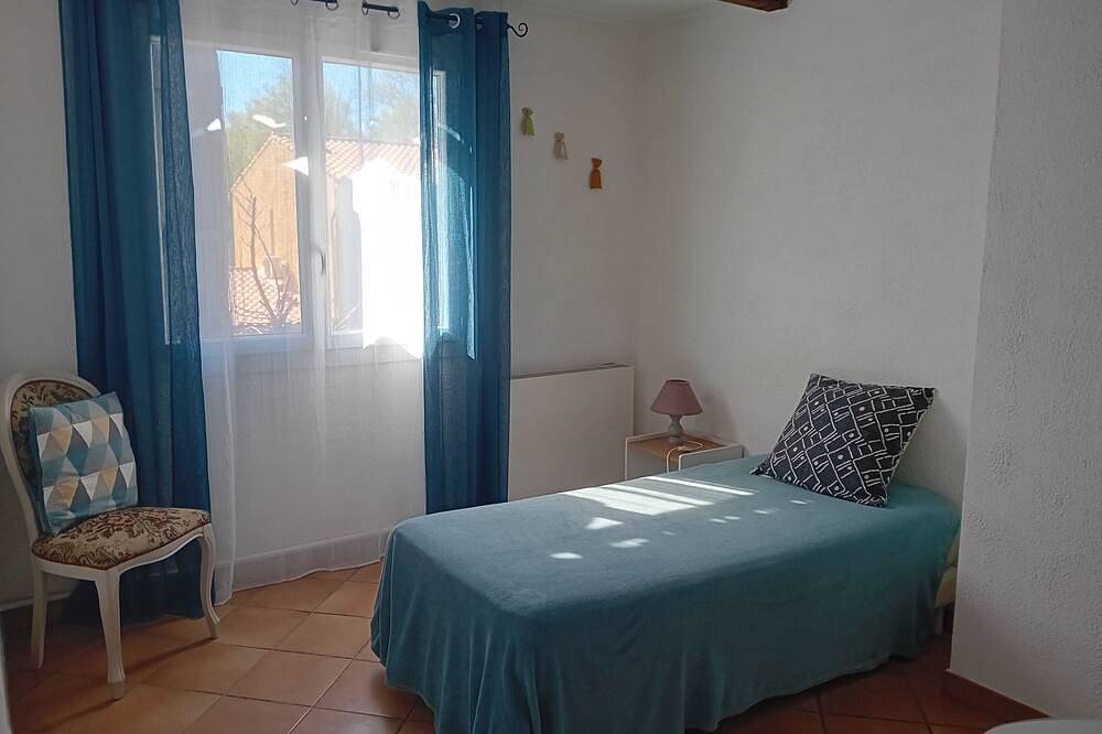 Large house in Provence village of Entressen with enclosed garden planted with trees, quiet location in Istres, Mittelmeerküste (Frankreich)