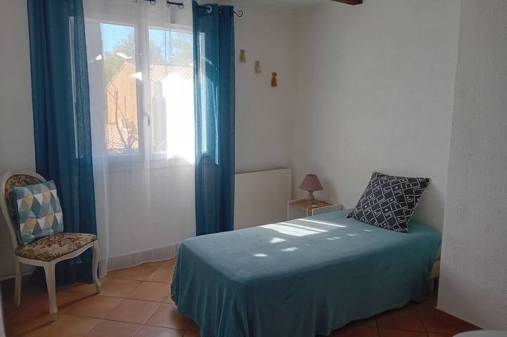 Large house in Provence village of Entressen with enclosed garden planted with trees, quiet location in Istres, Mittelmeerküste (Frankreich)