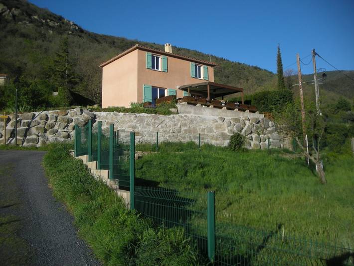 Gîte pour 4 personnes, avec terrasse et jardin