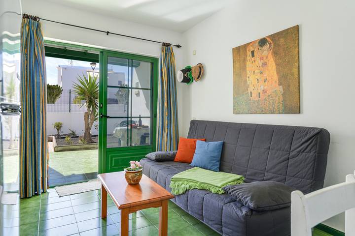 Entire apartment, Cosy Apartment "Mimosa B1" Close to Beach with Terrace, Pool & Wi-Fi in Puerto del Carmen, Tías