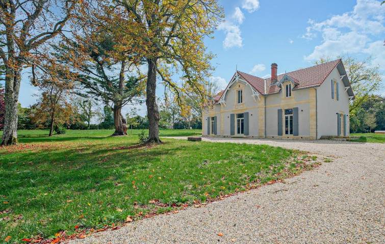 Location de vacances pour 12 personnes, avec jardin et piscine à Gans