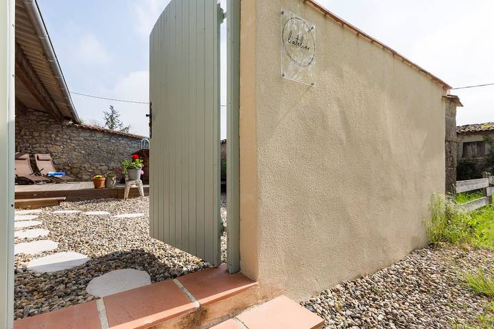 Gîte pour 3 personnes, avec terrasse ainsi que piscine et jardin