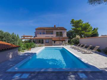 Gîte pour 6 personnes, avec terrasse et jardin à Pula
