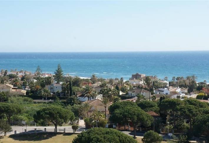 Entire studio, Studio La Perla with Sea and Mountain View, Shared Pool in Marbella East, Marbella