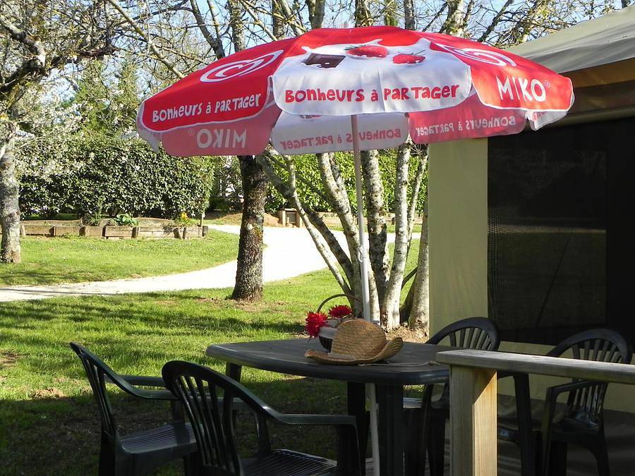 Camping L'Offrerie - Dordogne - Périgord noir - Bungalow de lona 4 personas - Bungalow de lona de 16 m² con 2 habitaciones - Llegada los domingos en julio y agosto in Rouffignac-Saint-Cernin-de-Reilhac, Périgord Noir