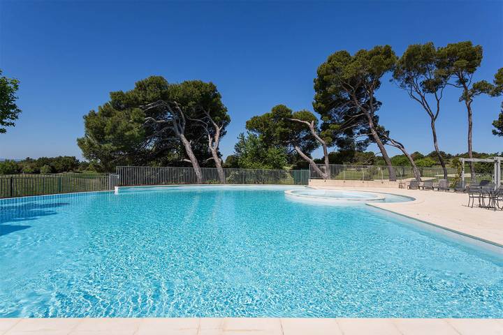Appartement de vacances pour 8 personnes, avec piscine et balcon, animaux acceptés