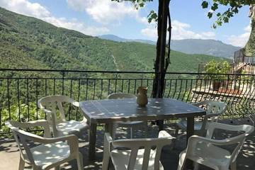 Gîte pour 5 personnes, avec terrasse dans Olmo