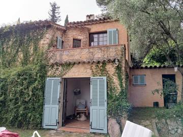 Chambre d’hôte pour 3 personnes, avec jardin ainsi que terrasse et vue à Grasse