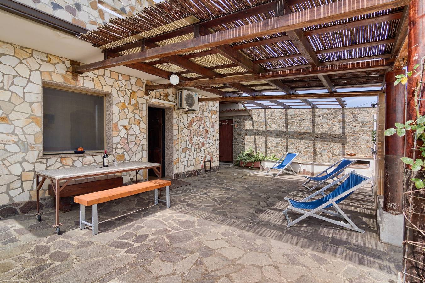 Entire apartment, Appartamento Nuraghe with Air Conditioning, Garden and Terrace in Gonnesa, Iglesiente