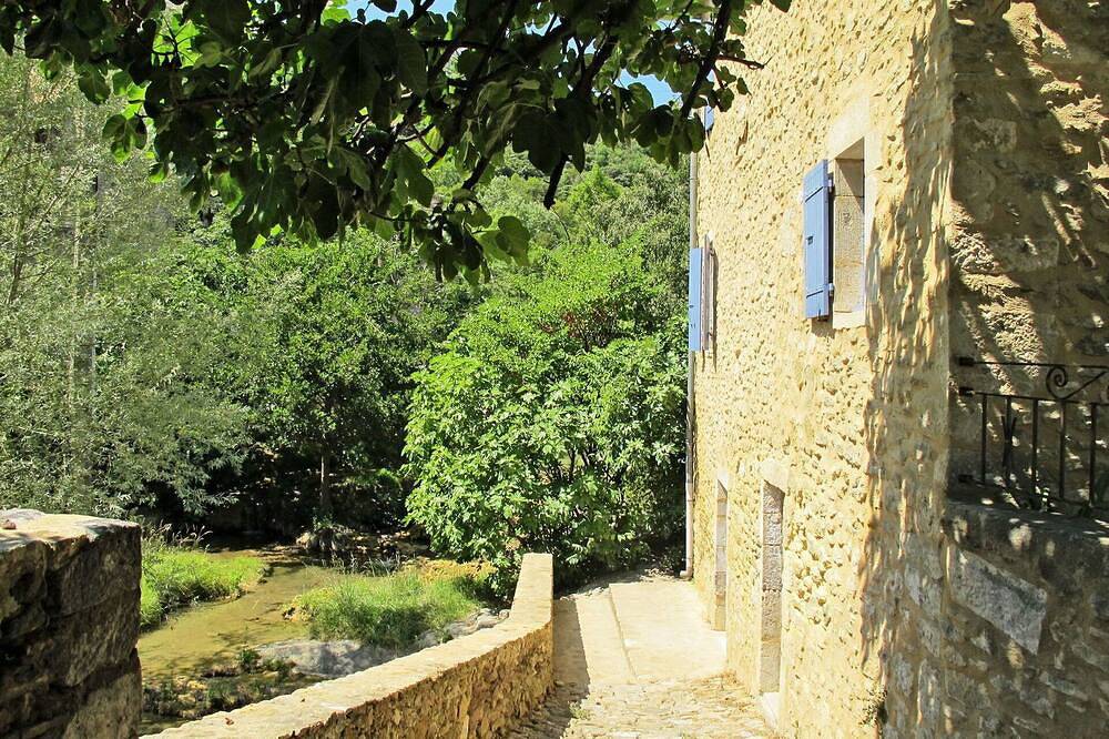 Beautiful private villa with Wifi, Tv, terrace, pets allowed, panoramic view and parking in Saint-Montan, Privas
