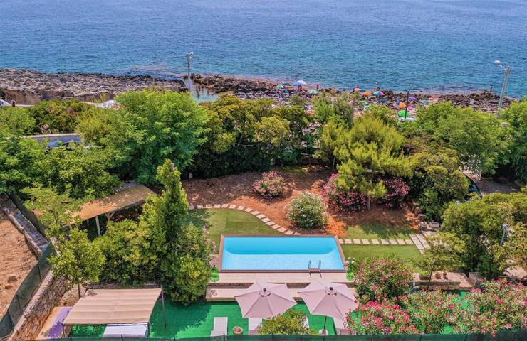 Location de vacances pour 8 personnes, avec vue ainsi que jardin et piscine dans Marina Serra