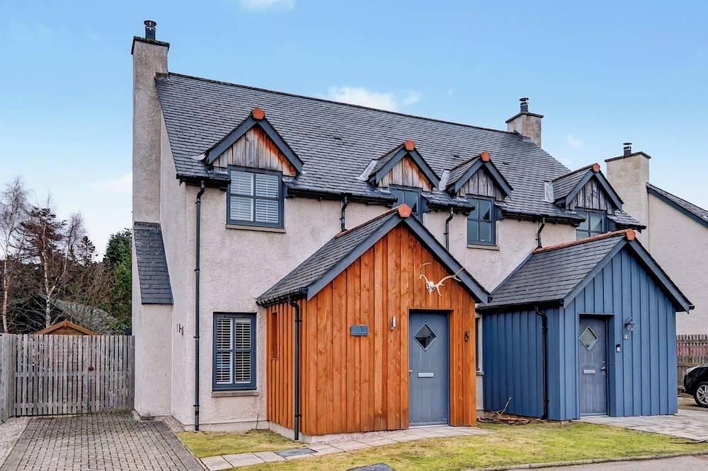 Glenmore Lodge | Luxury Braemar Highland Retreat | Walk to Village | Sleeps 6 in Braemar, Cairngorms National Park