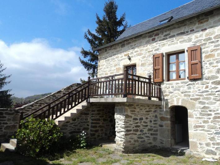 Location de vacances pour 4 personnes, avec vue ainsi que jardin et terrasse, animaux acceptés à Saint-Germain-du-Teil